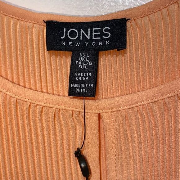 Jones New York Women's Peach Pleated Round Neck Keyhole Sleeveless Top Large NWT - Picture 2 of 6